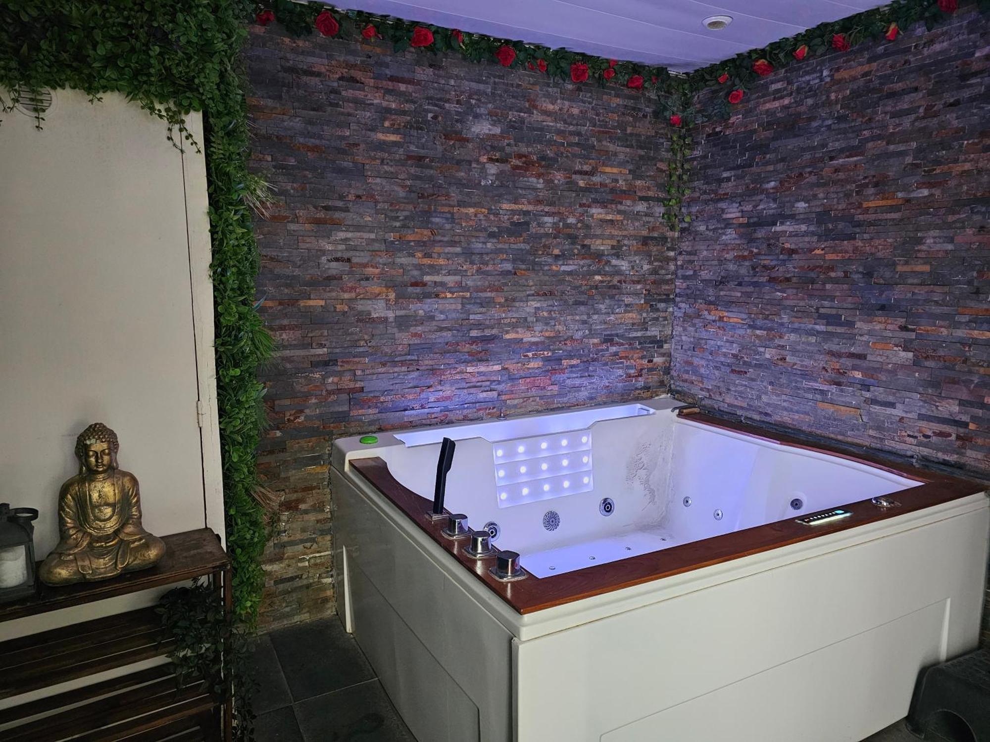 Les Bulles Medievales - Appartement Dedie Au Bien Etre Avec Spa - Netflix Et Wifi - Climatisation Carcassone Kültér fotó